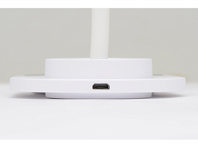 Настольный светильник с беспроводной зарядкой Flamp