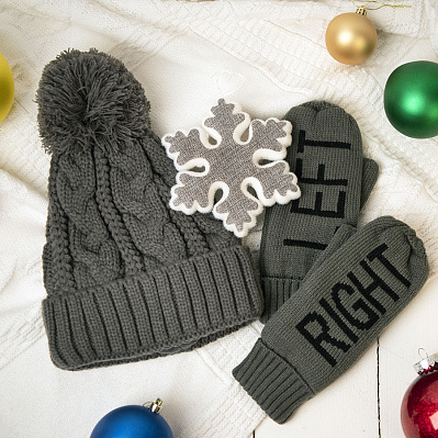 Подарочный набор HUG: варежки, шапка, украшение новогоднее  (Серый)