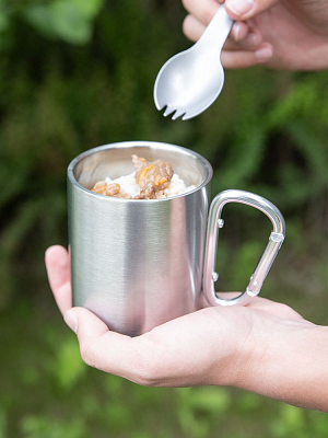 Кружка Trek, с серебристой ручкой-карабином