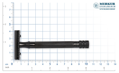Cтанок Т-образный для бритья MERKUR 23B, PVD-покрытие черного цвета, прямой срез, закрытый гребень, длинная ручка, лезвие в комплекте (1 шт)