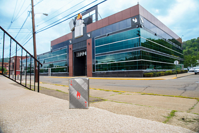 Зажигалка ZIPPO Ace Design с покрытием Brushed Chrome, латунь/сталь, серебристая, 38x13x57 мм