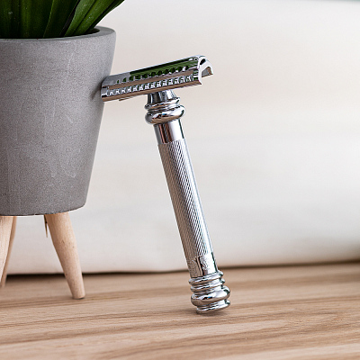 Cтанок Т-образный для бритья MERKUR 39C, глянцевое хромированное покрытие, косой срез, закрытый гребень, длинная ручка, лезвие в комплекте (1 шт)