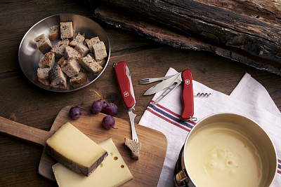 Нож перочинный VICTORINOX Cheese Master, 111 мм, 8 функций, с фиксатором лезвия, красный