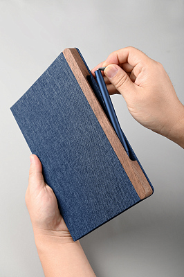 Блокнот "Wood" с ручкой в ореховом магнитном пенале, синий