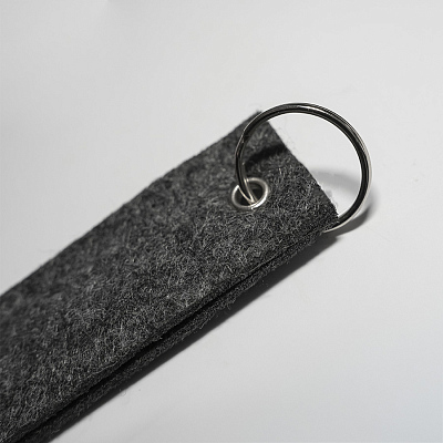 Брелок-ремувка FELTY 12 х 3 см, темно-серый, RPET фетр