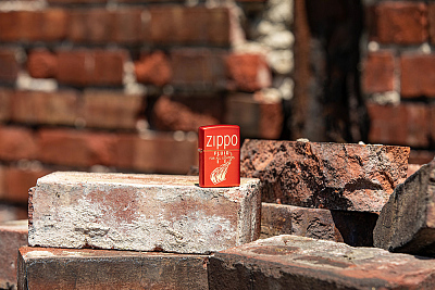 Зажигалка ZIPPO Retro с покрытием Metallic Red, латунь/сталь, красная, 38x13x57 мм